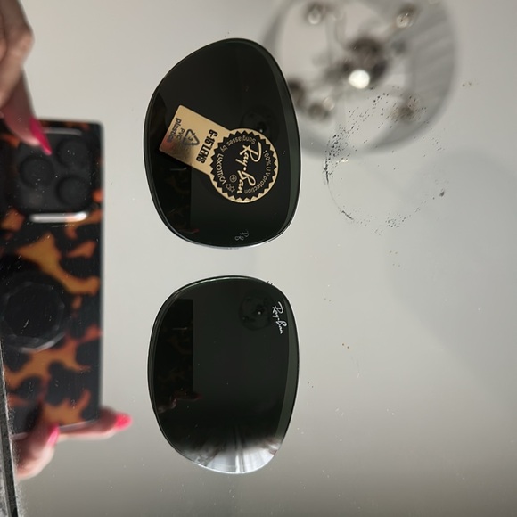 RAY-BAN: Stylish Black and Tan Sunglasses - Picture 4 of 4